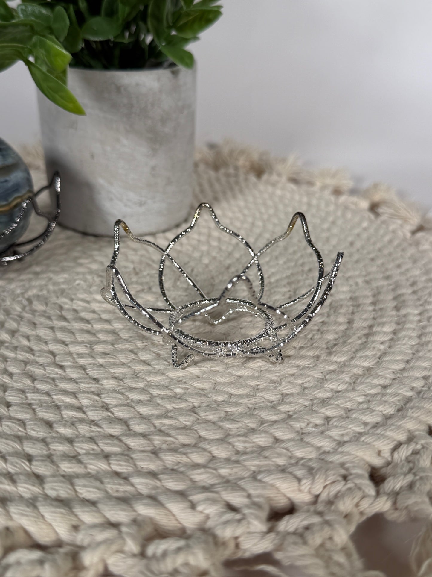 Lotus sphere stand